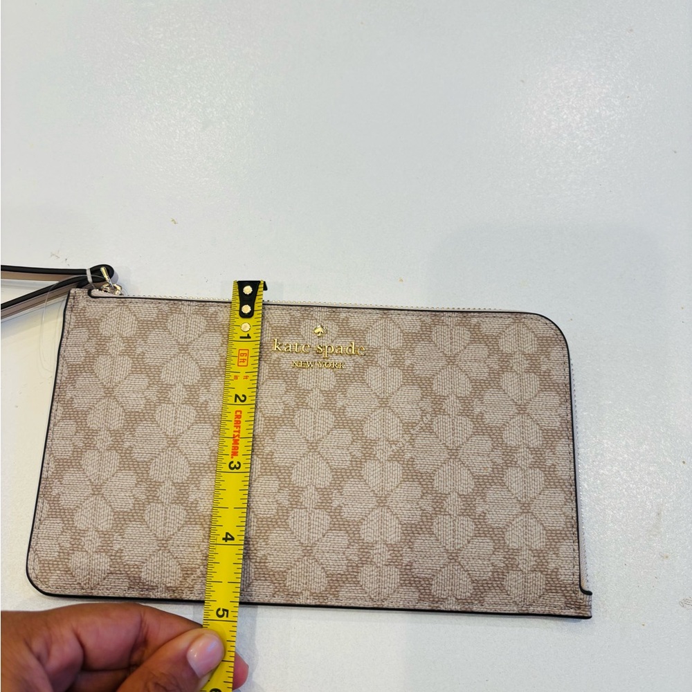 Kate Spade Tan Floral Wristlet in dark beige PVC material Mint condition - Picture 5 of 7